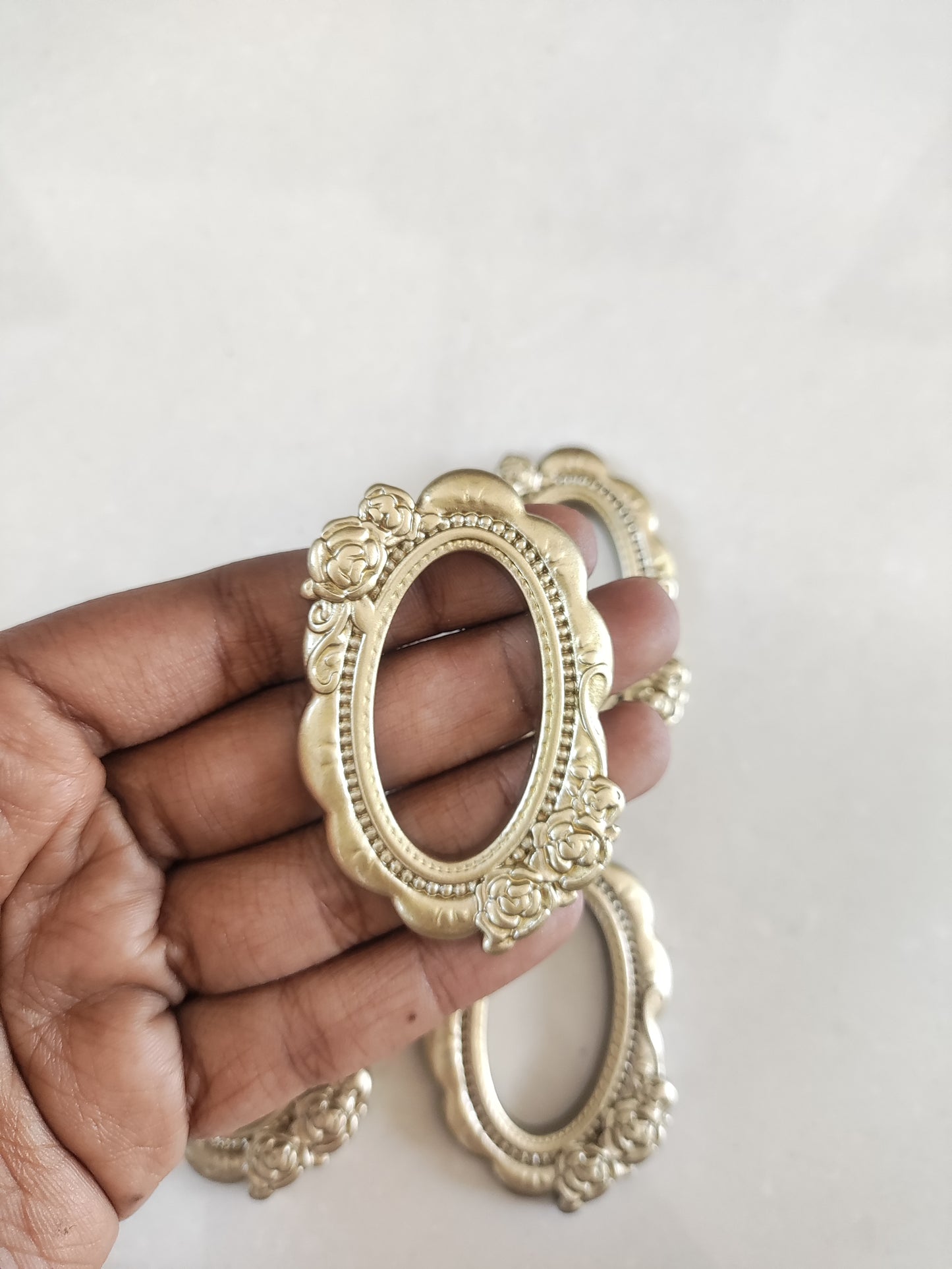 Gold Oval Frame - 1 Piece