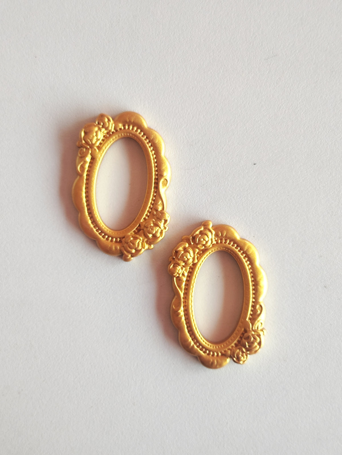 Gold Oval Frame - 1 Piece