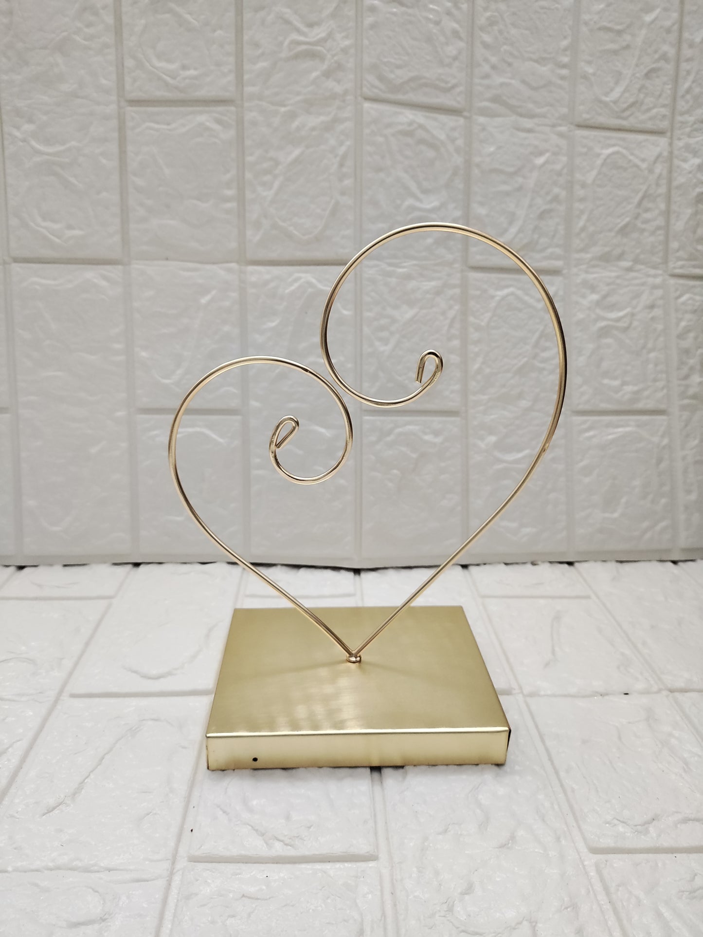 Curvy Heart Metal Stand